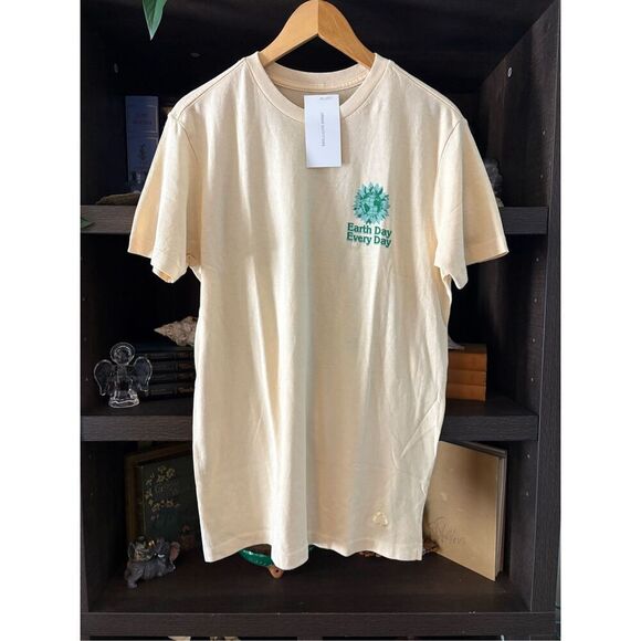 NWT Re Purpose X Urban Outfitters Earth Day Every Day Graphic Tee Size Medium - Picture 2 of 5